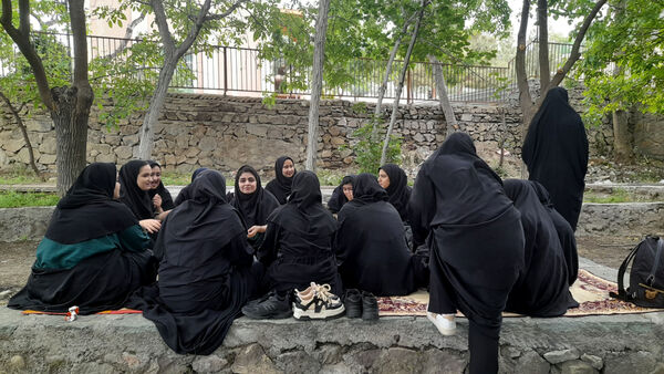 بازدید دانش‌آموزان جعفرآباد از کارگاه گلاب‌گیری روستای «بنابر»