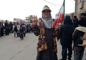 حال و هوای انقلابی دانش‌آموزان شهید مطهری در ۲۲ بهمن