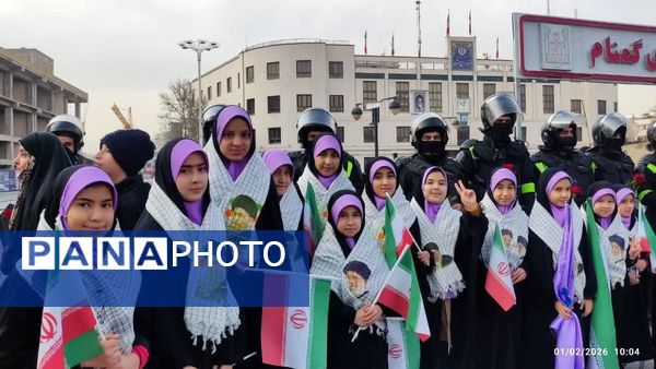 اجرای سرود در میدان شهدا به مناسبت دهه فجر