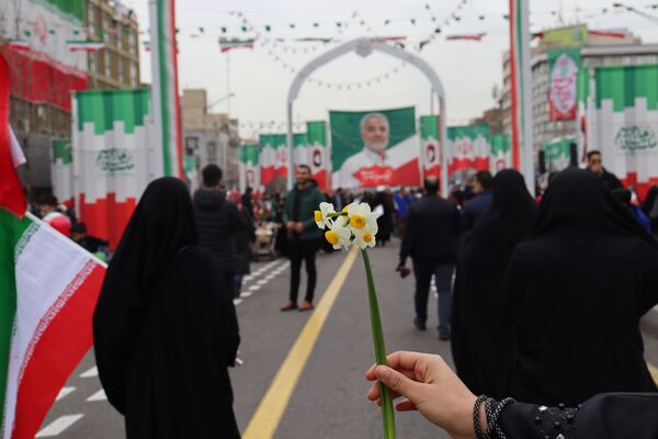 ٢٢ بهمن؛ روزى که دلها با قدم‌‌ها یکى میشود