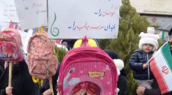 حضور دانش‌آموزان با کوله‌پشتی به یاد همکلاسی‌های مینابی در روز جهانی قدس همدان