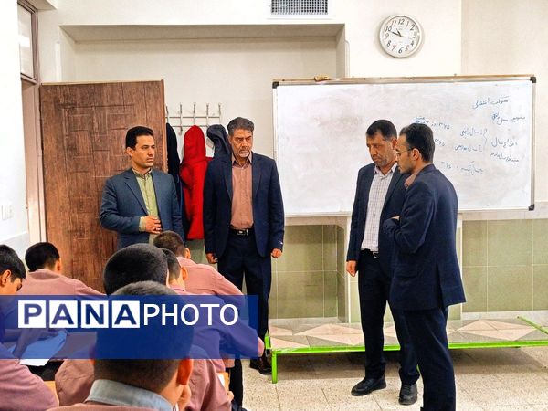 آزمون سنجش در دبیرستان میثاق 