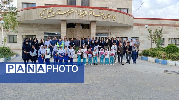 اهدای گل توسط دانش‌آموزان به پرستاران به مناسبت روز پرستار 