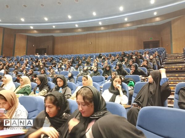 حضور دانش‌آموزان دختر هرمزگانی در همایش بزرگ تحصیلی «یاد نوین»