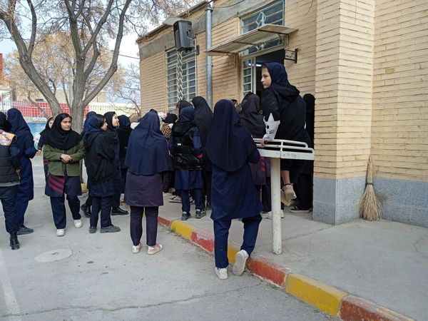 اعلام نتایج امتحانات نوبت اول دبیرستان عزت طلایی به والدین دانش آموزان 