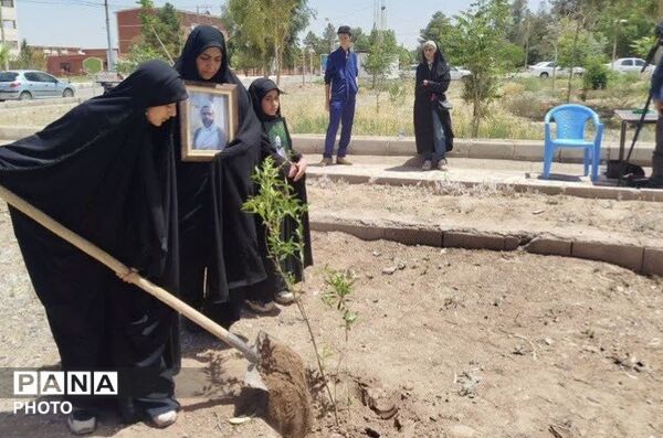 غرس دویست نهال به یاد شهدای جنگ رمضان در پایگاه هوانیروز کرمان