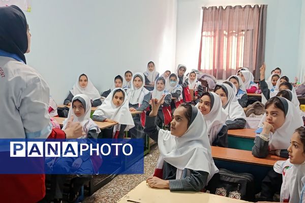 هلال‌احمر در بعثت ۲؛ تمرین ایمنی با دختران دبستانی