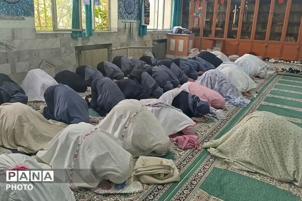  اقامه نماز جماعت دبیرستان هدی با حضور دانش‌آموزان پایه هفتم
