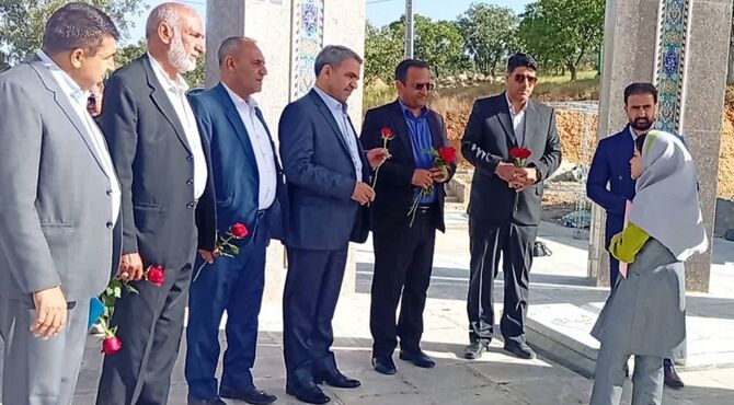 تجدید میثاق معاون وزیر و رئیس سازمان مدارس غیردولتی و مشارکت‌های مردمی وزارت آموزش و پرورش با شهدای گمنام در یاسوج