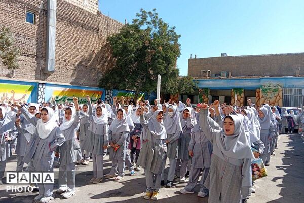 میزبانی دانش‌ آموزان دبستان دخترانه نرجس از پرچم متبرک حرم امام حسین (ع)