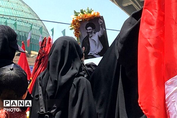 مصلی، غرق در اشک و بدرقه