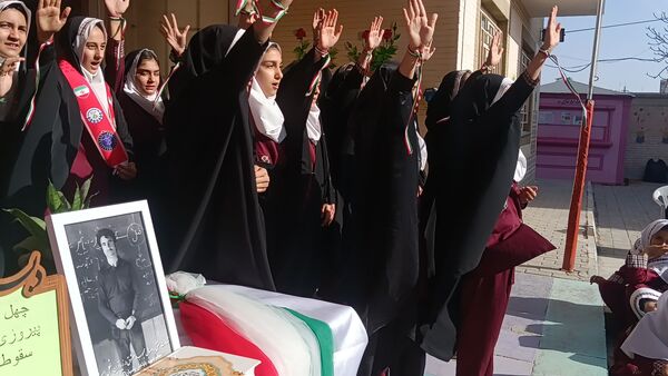 جشن دهه انقلاب و زنگ حماسه آفرینی انقلاب در دبستان شطیطه ۲