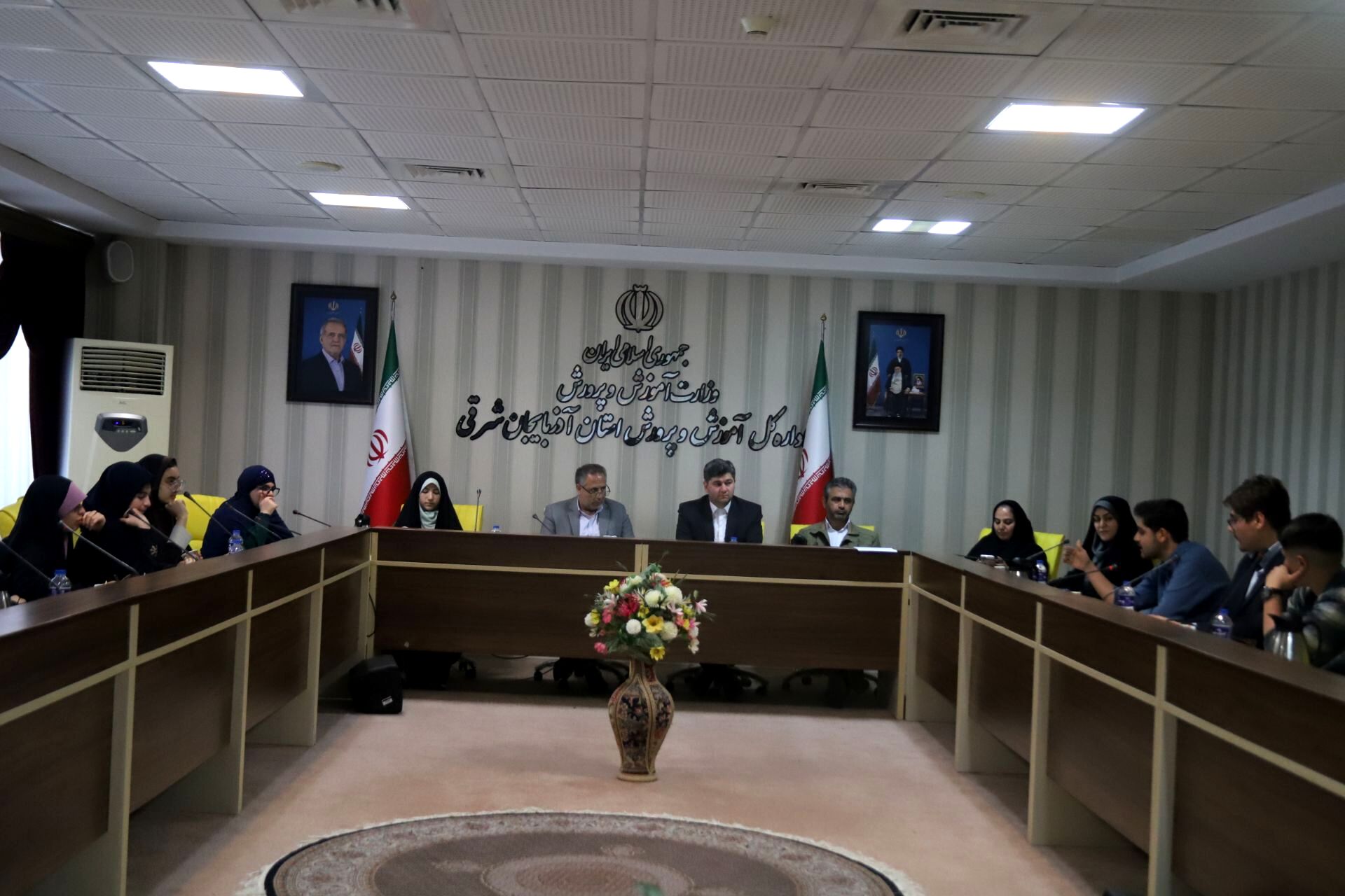 دیدار صمیمانه مدیر آموزش و پرورش ناحیه ۵ تبریز با نسل آگاه و فعال دانش‌آموزی