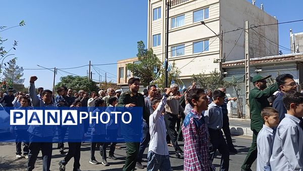 قدمی هم‌سنگر ایمان؛ از مدرسه تا صف نماز جمعه