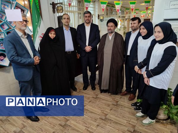 آیین نواختن زنگ ملی مبارزه با استکبار ستیزی در دبیرستان دخترانه متوسطه دوره اول توحید 