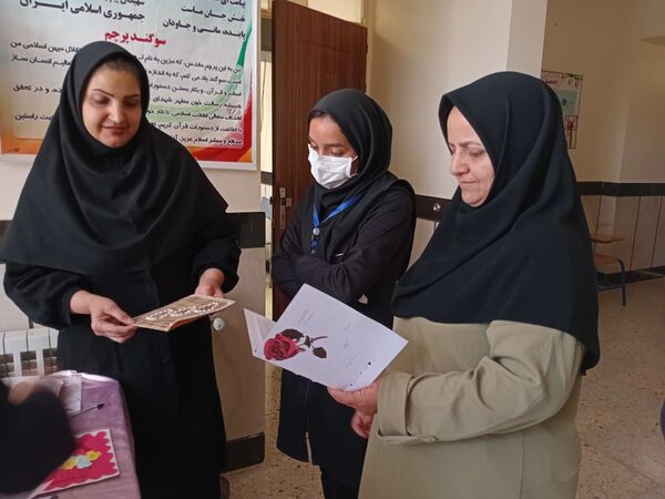 ساخت کارت پستال در هفته سلامت‌روان توسط دانش‌آموزان مدرسه مادرمهربان خلیل‌آباد