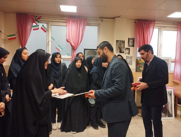 به نمایش گذاشتن گوشه ای از برکات انقلاب اسلامی در مدرسه انقلاب دبیرستان حق شناس2
