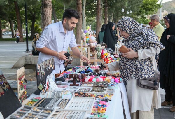 عصر بازار هنرمندان مشهدی در روزهای پنجشنبه