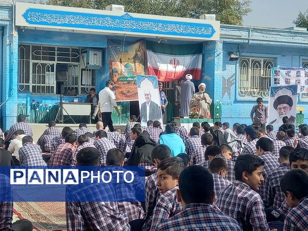 رونمایی از کتاب «روحانی که روحانی نیست» در دبیرستان باقریه