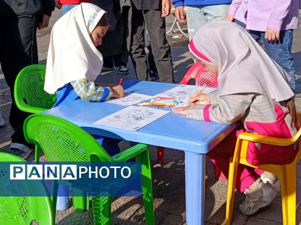 حضور دانش آموزان شیرازی درغرفه‌های فرهنگی راهپیمایی 13 آبان