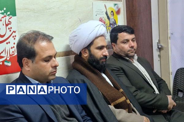 بیعت نوجوانان مدرسهٔ امام خمینی (ره) قرچک با آرمان‌های امام راحل در چهل و هفتمین جشن پیروزی انقلاب 