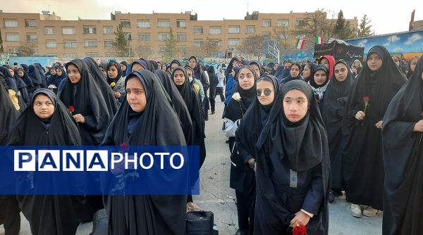 وداع دانش‌آموزان دبیرستان فرهنگیان ناحیه ۷ با شهید گمنام 