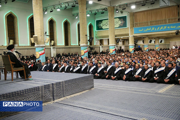 دیدار هزاران نفر از کارگران سراسر کشور با رهبر انقلاب