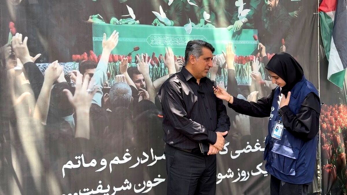 در جشن فرشته‌ها، رهبر شهید را چون پدری مهربان در میان دانش‌آموزان دیدم