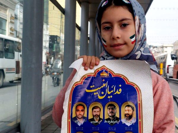 حضور دانش آموزان دبستان نرجس در راهپیمایی ۲۲بهمن 