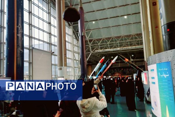 بازدید دانش‌آموزان دبیرستان شهدای اقتدار از نمایشگاه هوا فضا