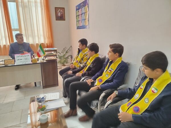 جلسه شورای دانش‌آموزی دبیرستان پسرانه متوسطه اول سما شهرستان کاشمر به مناسبت ایام دهه فجر 