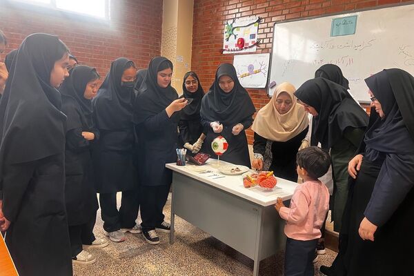 ویژه‌برنامه روز آزمایشگاه در دبیرستان پروفسور رزاقی کهریزک 