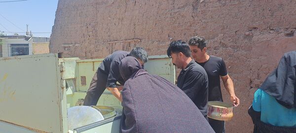 پخش نذری ظهر عاشورا در روستای حسن آباد بلهر 
