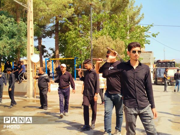مراسم دسته‌روی زنجیرزنی ظهر عاشورا در روستای فدافن کاشمر