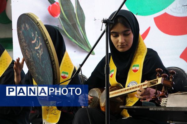 هم‌سرایی هزار نفری دانش‌آموزان یاور انقلاب در اسلامشهر