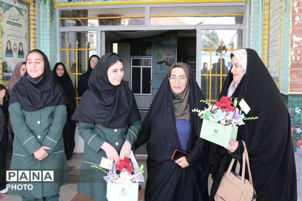 تجلیل مدیر آموزش‌وپرورش از دانش‌آموزان رتبه اول جشنواره نوجوان خوارزمی فیروزکوه