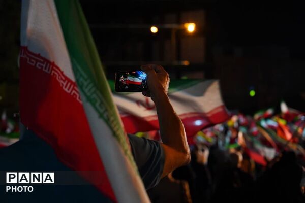 اشک‌های میناب در آغوش تهران؛ خانواده شهدا در میدان طهرانی‌مقدم