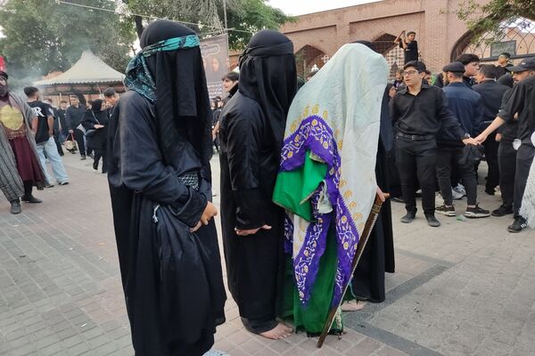 اقامه نماز ظهر عاشورا و آیین تعزیه‌خوانی در اردبیل 