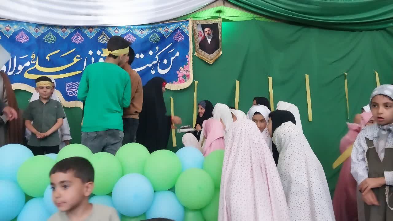تقدیر از حافظان قرآن در جشن غدیر روستای علی آباد