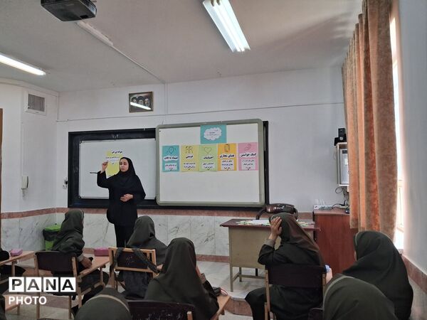 همگامی مدرسه و خانواده در کارگاه آموشی دبیرستان نمونه وکیلی ۱۰