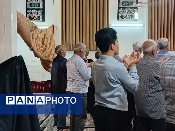 نماز جماعت در مراسم شب بیعت با امام زمان (عج) در خلیل آباد