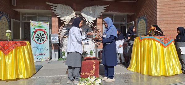 گرامیداشت روز آزمایشگاه با حضور دانش‌آموزان مقام آور دبیرستان فرزانگان ۴(قدسیه علوی)