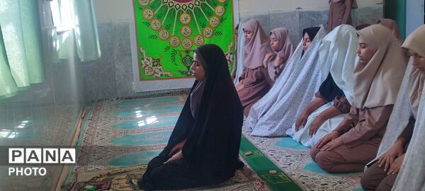 نماز و محفل اُنس با قرآن در مدرسه دخترانه فروغ فین
