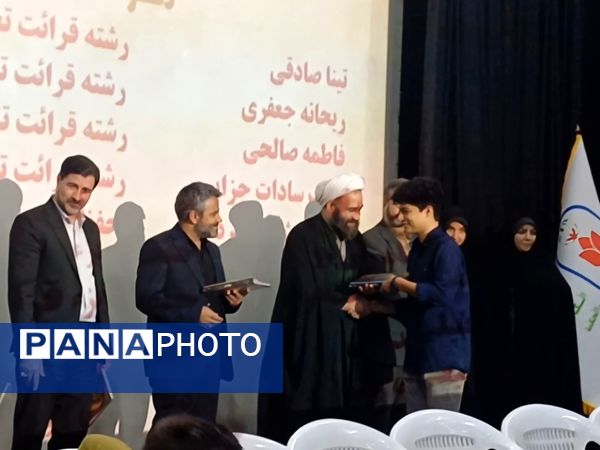 جشن ستارگان دانش‌آموزی در تالار شهرداری دولت‌آباد شهرستان برخوار 