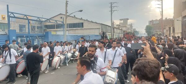 استقبال عزاداران حسینی از کاروان نمادین اسرای کربلا در قم