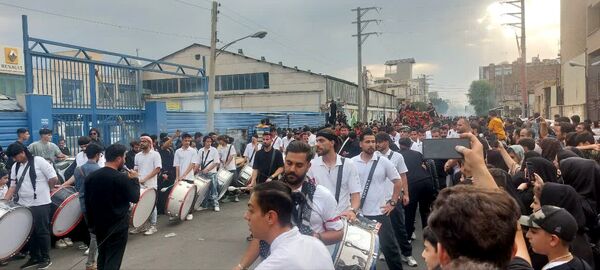 استقبال عزاداران حسینی از کاروان نمادین اسرای کربلا در قم