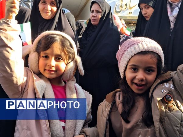 حضور پرشور کودکان در راهپیمایی میثاق با ولایت و محکوم نمودن اغتشاشات گروه های تروریستی در کاشمر