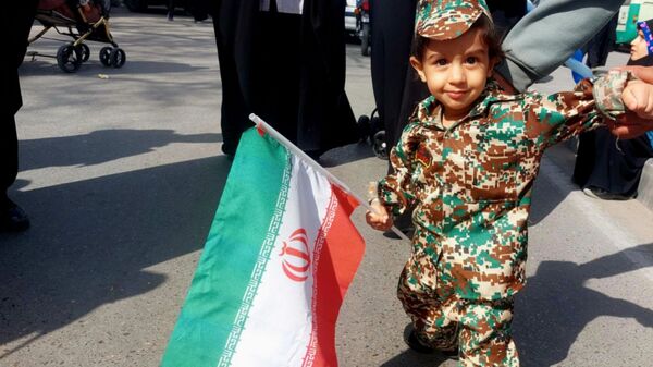 کودکان مشهدی همگام با مردم در مسیر راهپیمایی ۲۲ بهمن