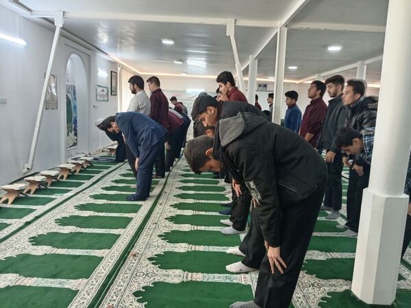 نماز جماعت و محفل انس با قرآن در دبیرستان آیت الله خامنه‌ای