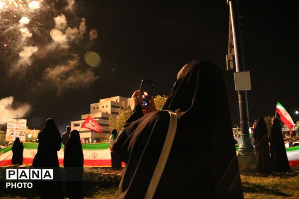 اهتزاز پرچم سه‌رنگ جمهوری اسلامی ایران در میدان امام حسین یزد 